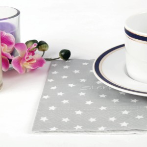 Bestlivings Servietten Sterneküche, 3-lagig, grau mit weißen Sternen, neben Tasse und Deko.