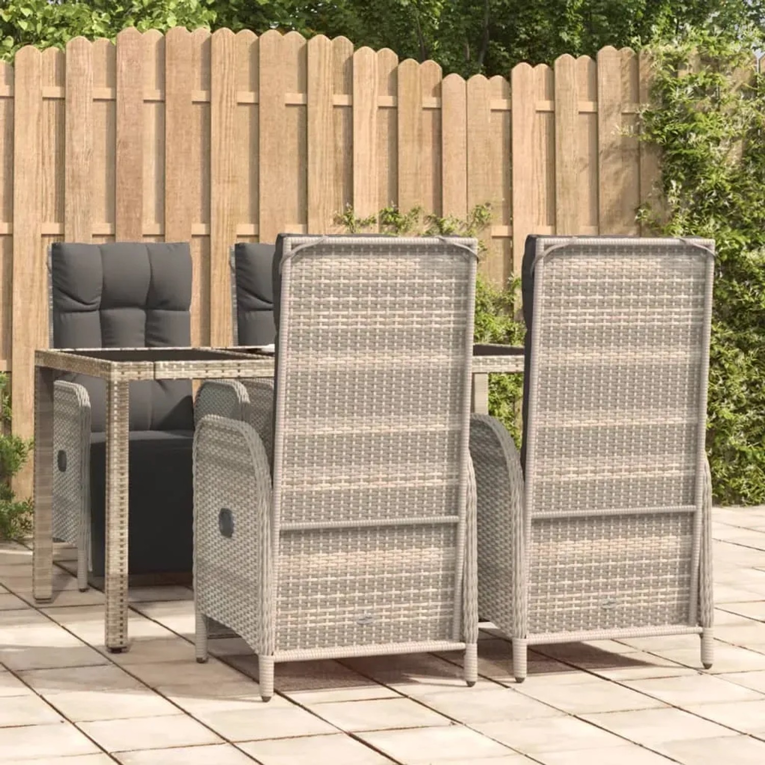 Graue 5-tlg. Garten Essgruppe aus Polyrattan mit dunklen Kissen, bestehend aus Tisch und verstellbaren Stühlen.