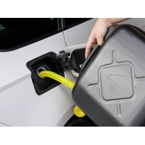 Schwarzer 10 l Reserve-Kraftstoffkanister beim Befüllen eines Autos.