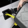 Schwarzer 10 l Reserve-Kraftstoffkanister beim Befüllen eines Autos.