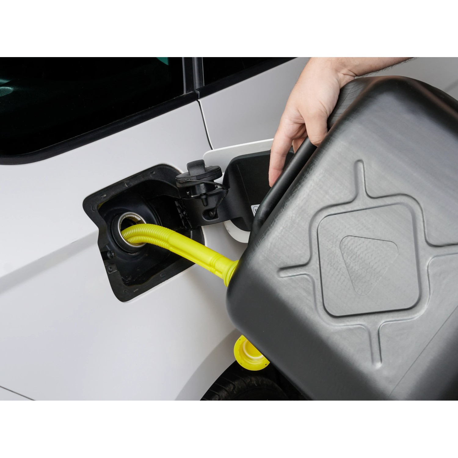 Schwarzer 10 l Reserve-Kraftstoffkanister beim Befüllen eines Autos.