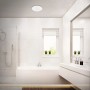 Weiße Briloner LED-Deckenlampe Brilo Bath mit Sternenhimmel-Effekt im Badezimmer.