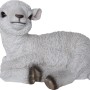 Liegendes Deko-Lamm (24 cm) aus Polystone für die Gartendekoration.
