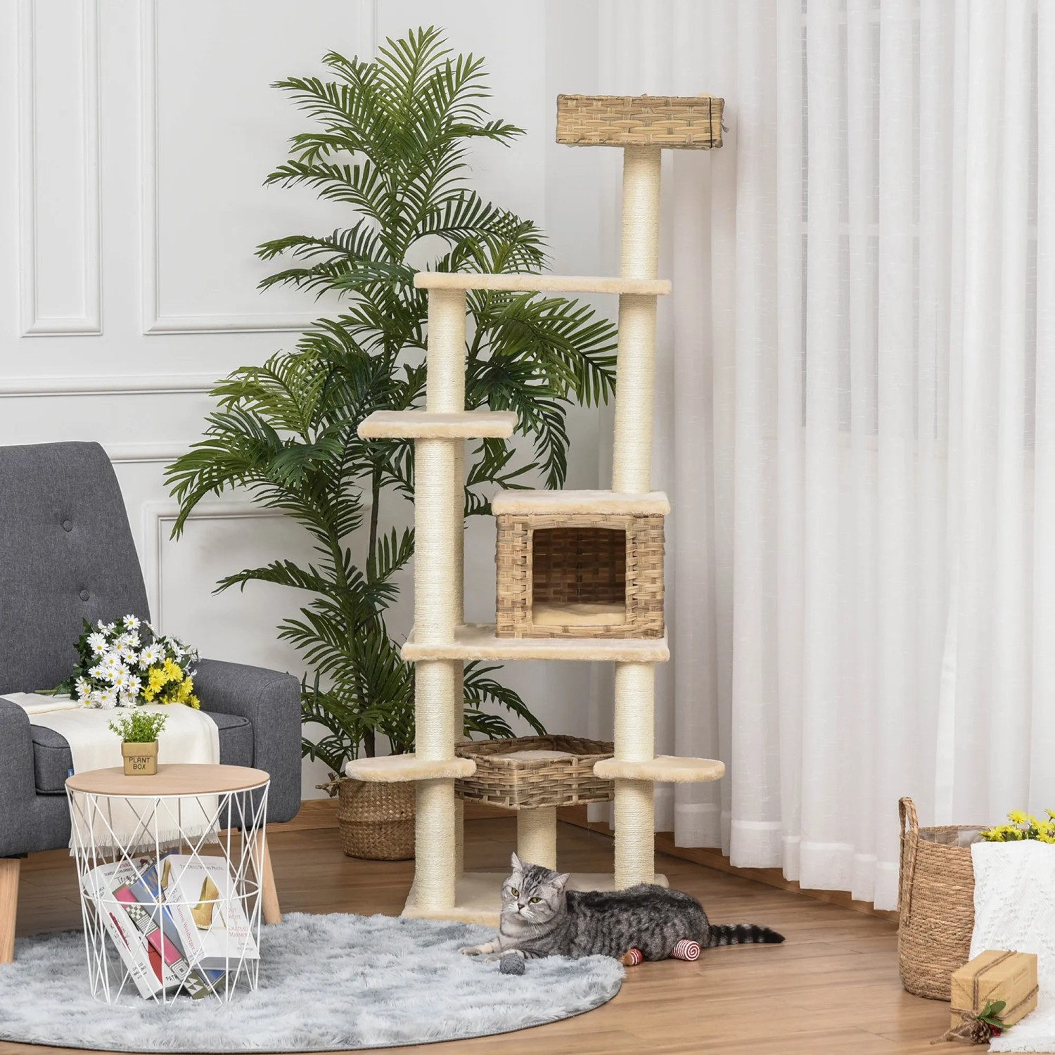 Hoher PawHut Rattan Kratzbaum mit Katzenhöhle und Sisal-Kratzstämmen.