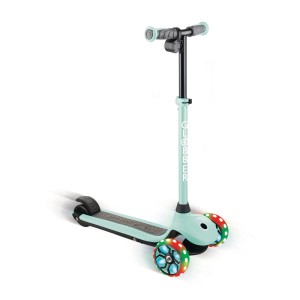 Mintfarbener Globber E-Scooter mit 3 Rädern und LED-Leuchtrollen für Kinder.