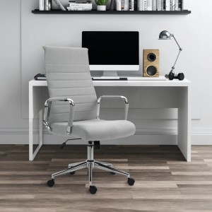 Hellgrauer Svita Bürostuhl Office Comfort mit hoher Rückenlehne und Chromgestell vor Schreibtisch.