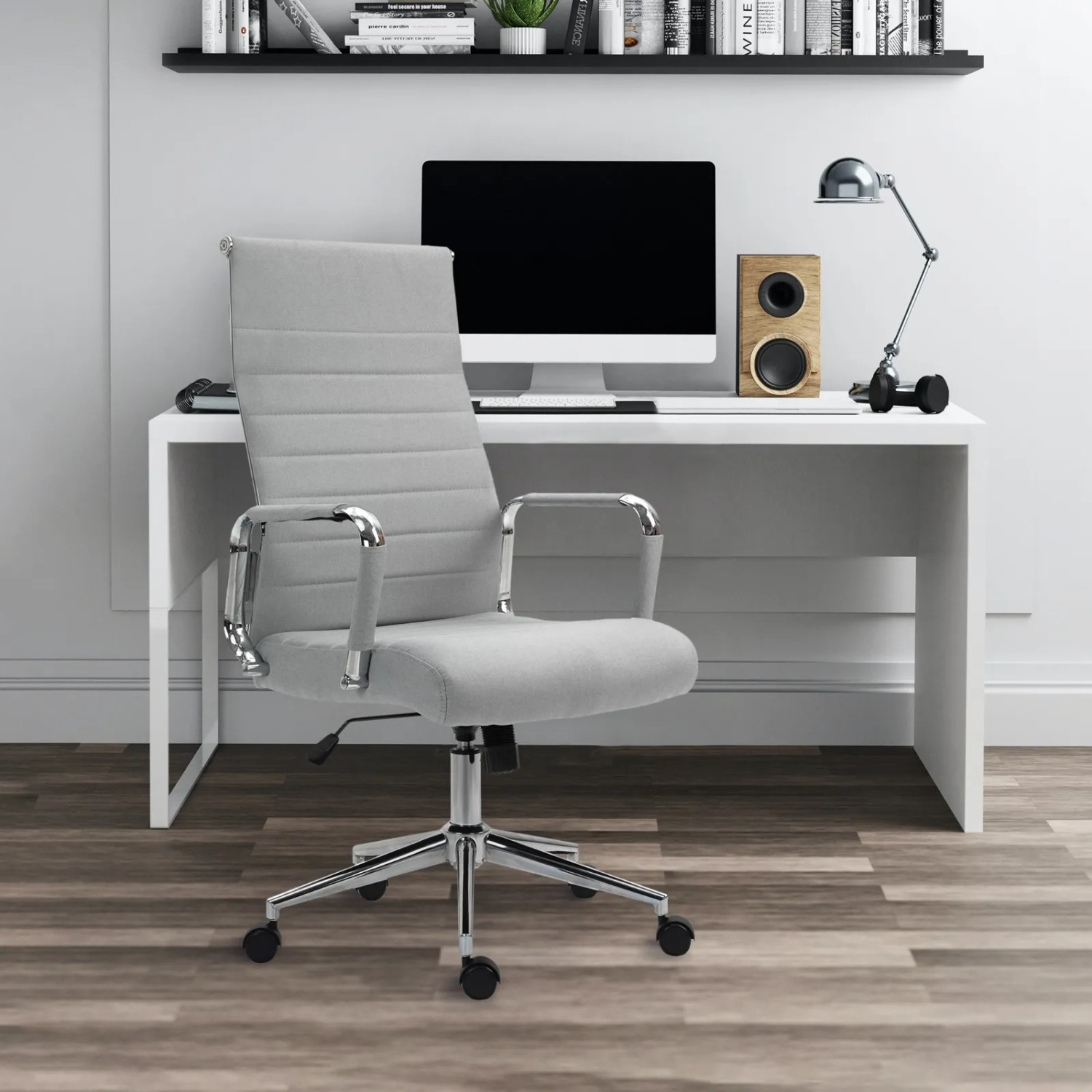 Hellgrauer Svita Bürostuhl Office Comfort mit hoher Rückenlehne und Chromgestell vor Schreibtisch.
