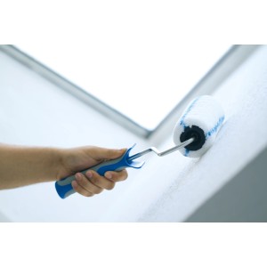 Hand hält LUX Vestan-Walze 18 cm (Farbwalze) beim Streichen einer Wand.
