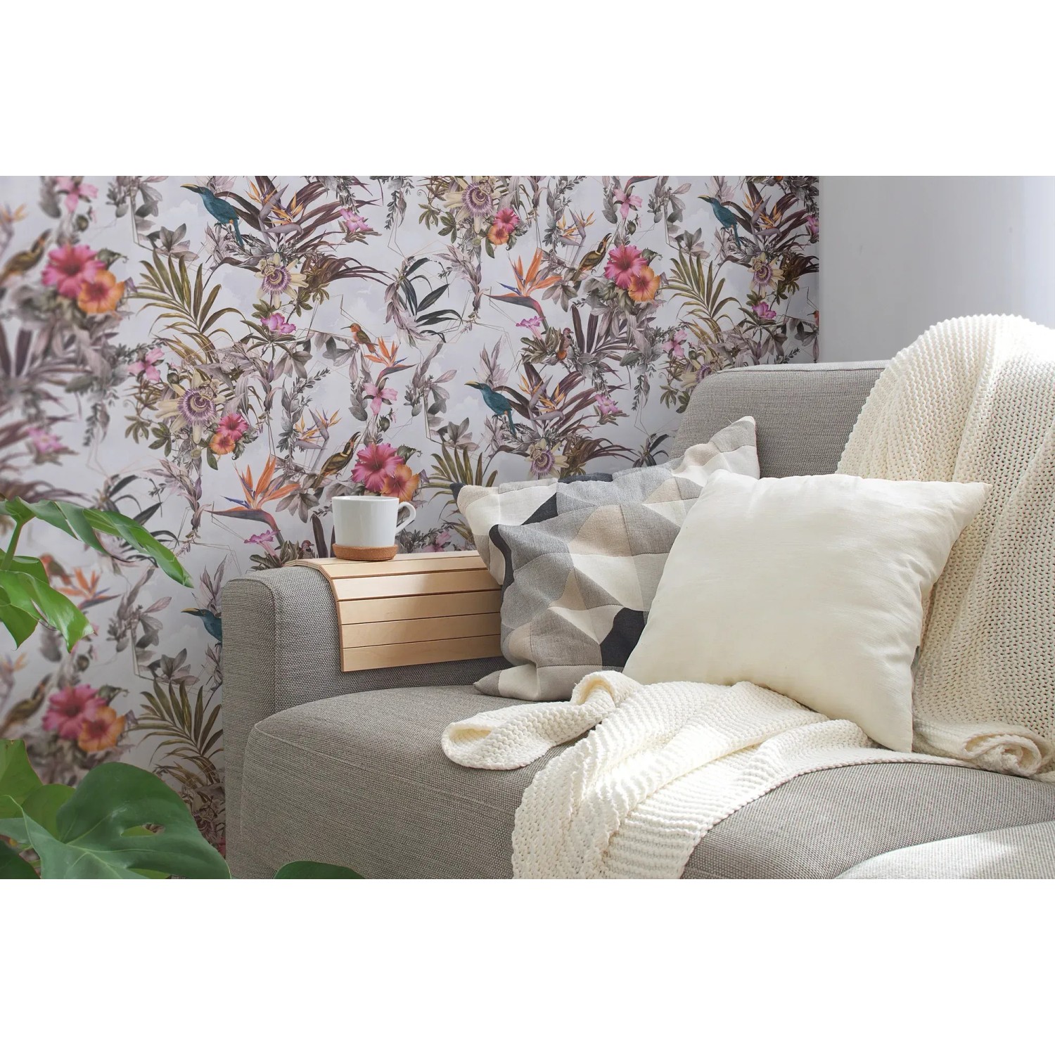 Wohnzimmer mit Vliestapete Blumenoptik Floral in Weiß und Grün.