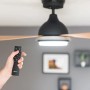 Pepeo Deckenventilator Bayu mit LED und Fernbedienung, Gehäuse schwarz, Flügel in Holzoptik.