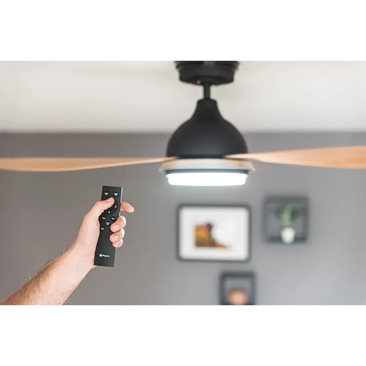 Pepeo Deckenventilator Bayu mit LED und Fernbedienung, Gehäuse schwarz, Flügel in Holzoptik.