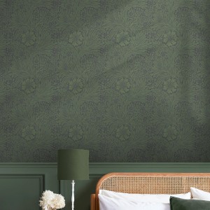 Grüne William Morris Vliestapete Marigold Fibrous mit floralem Muster im Schlafzimmer.