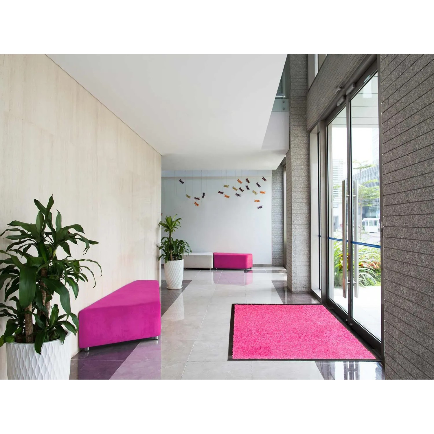 Pinke Primaflor Schmutzfangmatte Clean (60x180cm) im Eingangsbereich.