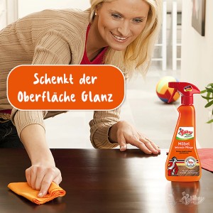 Frau reinigt Holz mit Poliboy Möbel Intensiv Pflege für Glanz und Schutz.