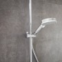 Hansgrohe Crometta E 240 Duschsystem mit Thermostat in Weiß-Chrom.