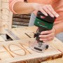 Bosch Akku-Oberfräse Advanced TrimRouter beim Fräsen von Holz.