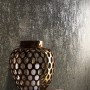 Marburg Vliestapete Avalon Struktur in Braun-Gold mit floralem Muster im Wohnraum.