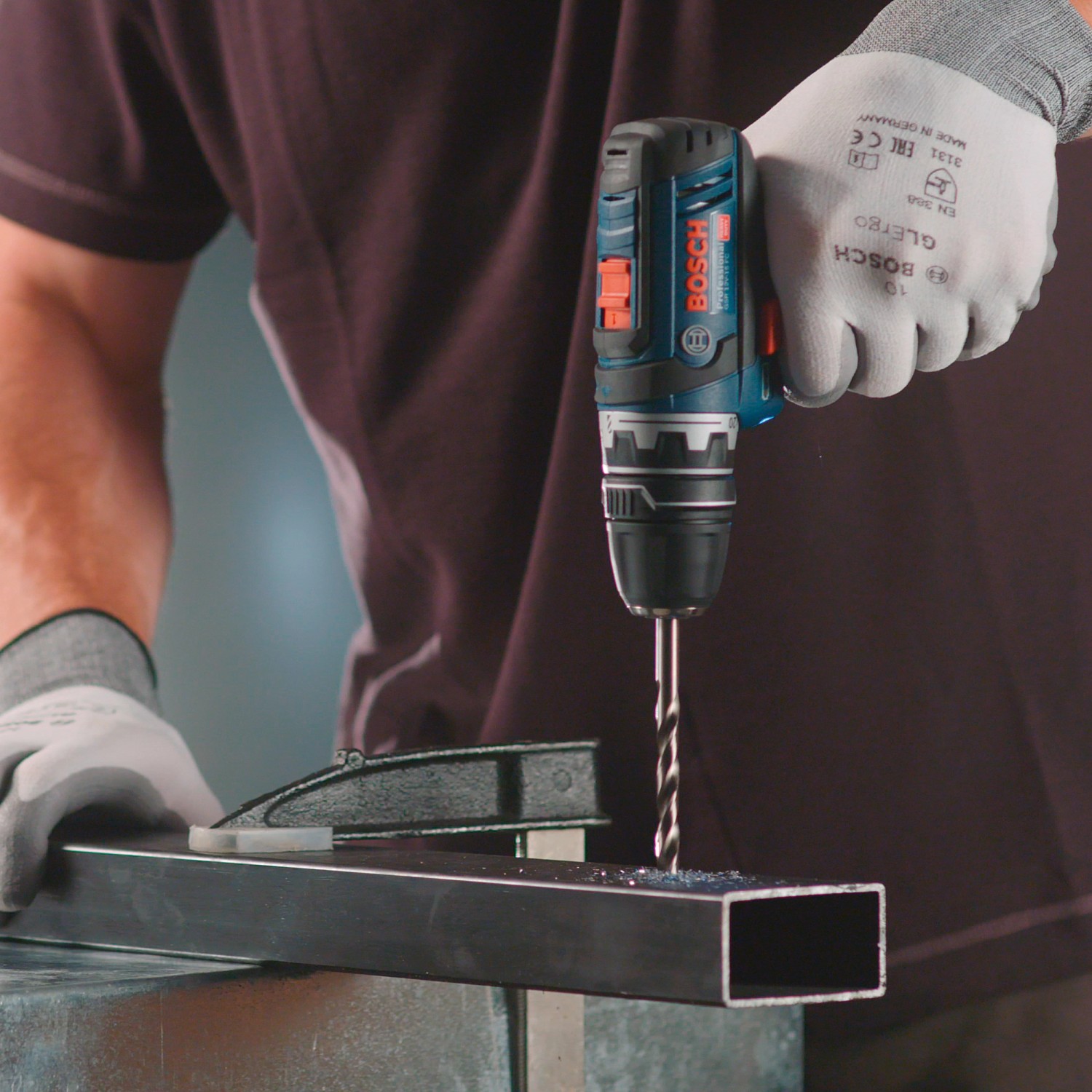 Bosch Professional Akku-Bohrschrauber GSR 12V-15 beim Bohren in Metall.