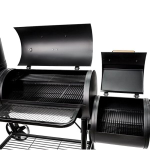 Schwarzer Taino Chief Smoker Holzkohle-Grill mit geöffneten Haupt- und Seitenkammern, sichtbaren Rosten und Ablageflächen.
