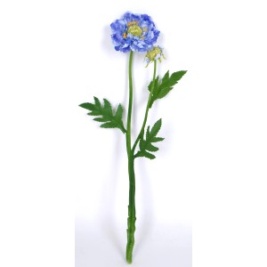 Detailaufnahme einer blauen Kunstblume Scabiosa, 50 cm hoch, für die Dekoration.
