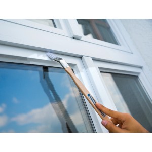 LUX Eckenpinsel Lack 25 mm im Einsatz beim Lackieren eines Fensterrahmens.