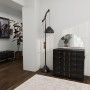 Halbrunder Aica Sanitär Dekospiegel 80 cm als Badspiegel über Kommode im Raum.