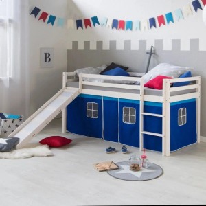 Homestyle4u Kinderhochbett 90x200 weiß mit blauem Vorhang, Rutsche und Leiter in einem Kinderzimmer.