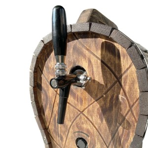 Ich-Zapfe Zapfanlage Jet 30: Brauner Bierkühler in Holzfass-Optik mit schwarzem Zapfhahn und Chromdetails.
