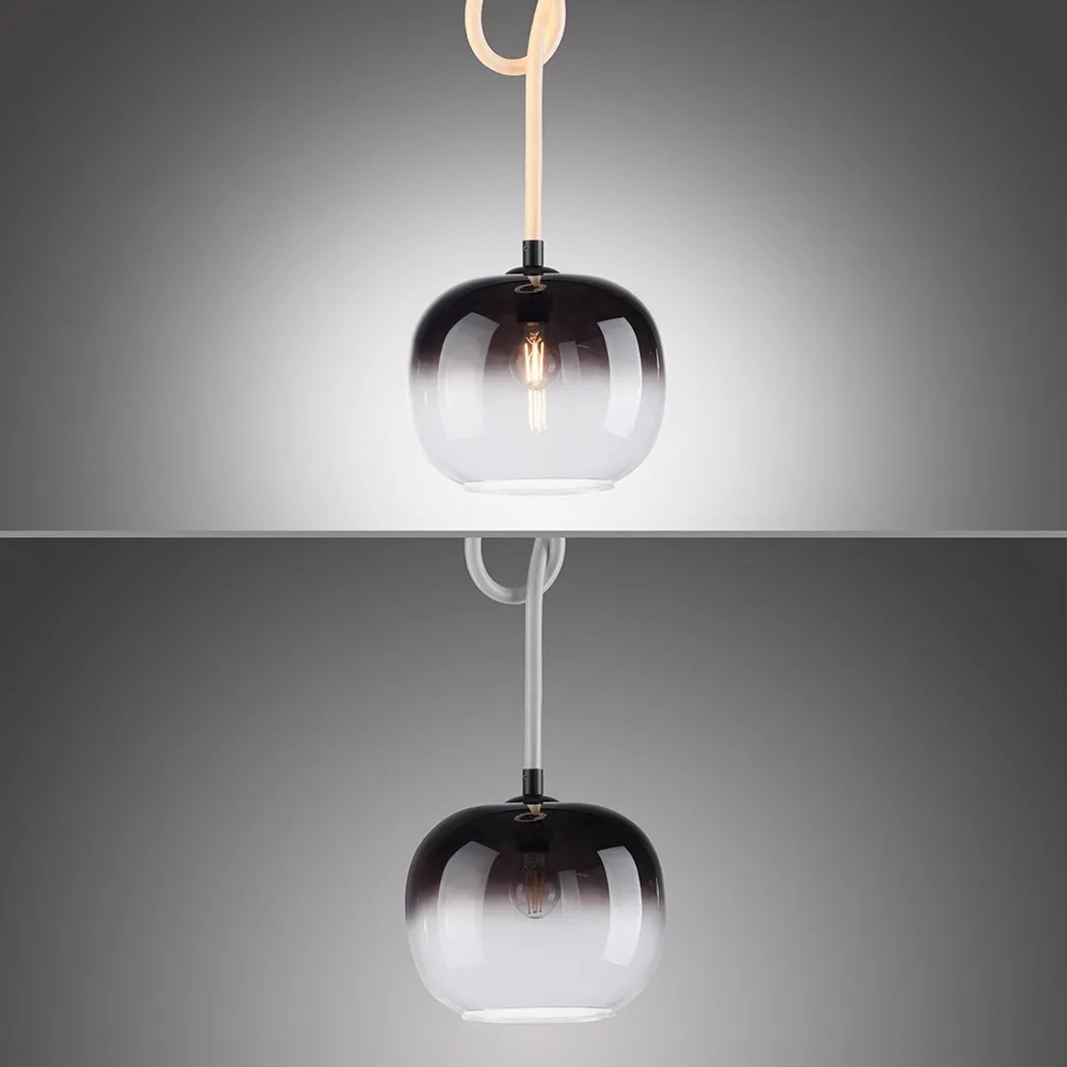 Schwarze Paul Neuhaus LED-Pendelleuchte Luma mit Rauchglas und flexiblem Seil.