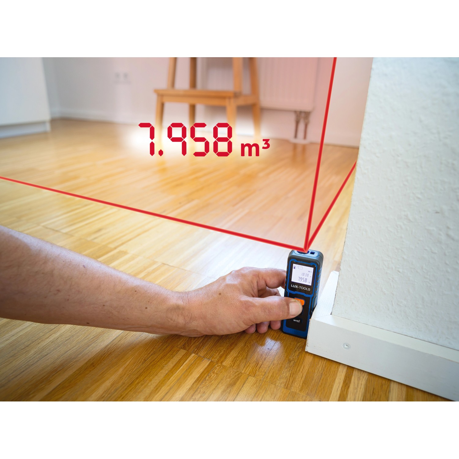 LUX-TOOLS Laser-Entfernungsmesser in Anwendung: Messung eines Raumes mit rotem Laserstrahl.