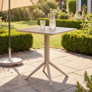 Eckiger CLP Klapptisch Sky in Taupe mit perforierter Platte auf Terrasse. Robuster Kunststoff-Gartentisch, klappbar.