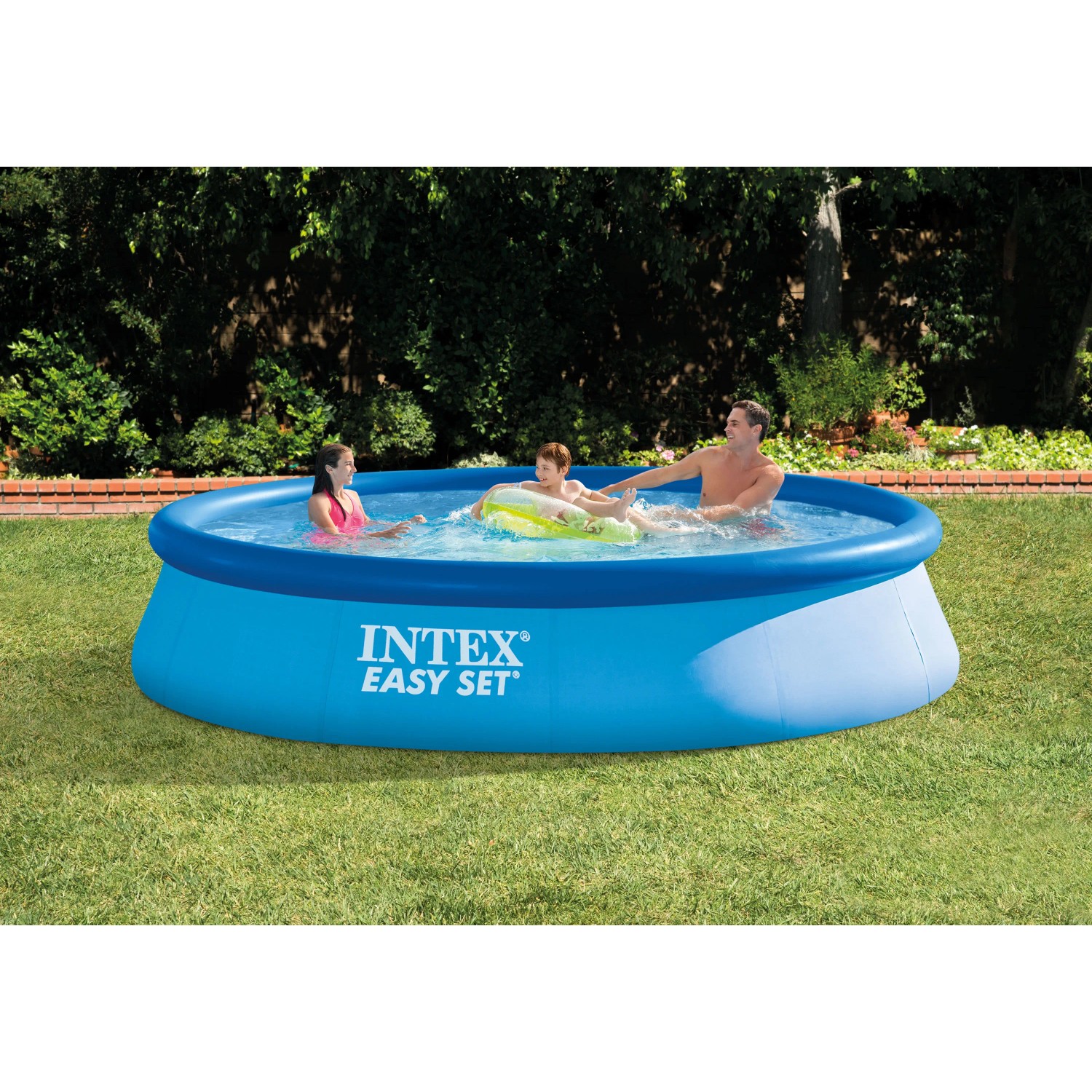 Blauer Intex Easy Set Pool (Ø 396 cm) mit Familie im Garten. Quick-Up Pool mit Filteranlage.