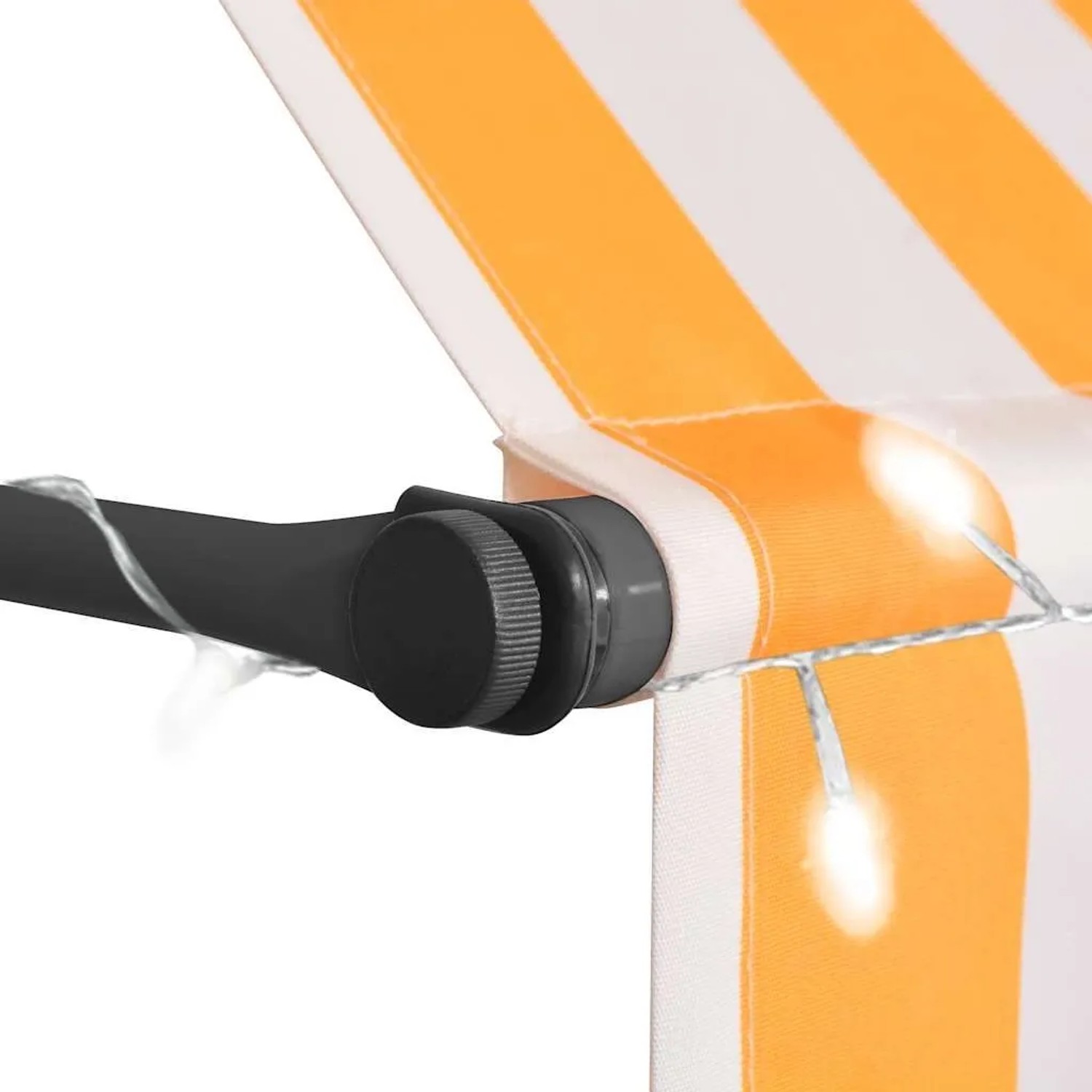 Nahaufnahme einer weiß-orange gestreiften Markise mit integrierten LED-Lichtern und Bedienmechanismus.