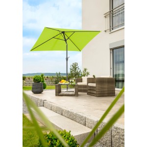 Apfelgrüner Schneider Marktschirm (210x130 cm) mit Kurbel auf Terrasse mit Gartenmöbeln.