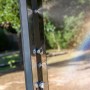 Detailaufnahme der Gre Aluminium-Solardusche Luxe 38 l mit Wasserstrahl und Armaturen.