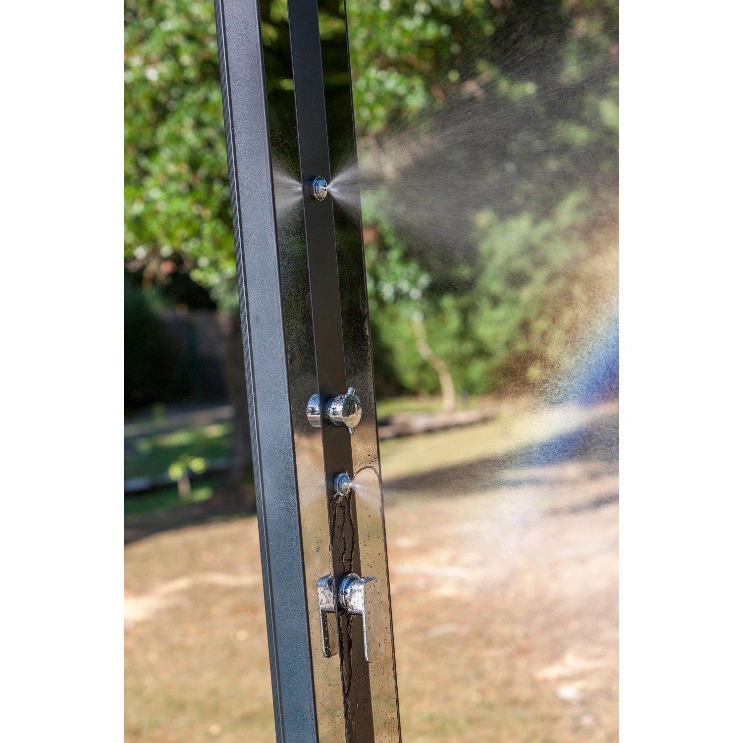 Detailaufnahme der Gre Aluminium-Solardusche Luxe 38 l mit Wasserstrahl und Armaturen.