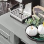 Graues SoBuy Sideboard FSB78-HG mit Rollen als Küchenwagen mit Kaffeemaschine und Deko.
