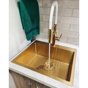 KOLMAN Küchenarmatur Weiß-Gold mit flexiblem U-Auslauf in goldener Spüle. Einhebelmischer aus Messing für die Küche.