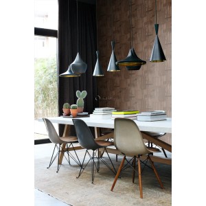 Rostbraune Vliestapete mit 3D-Effekt von industriellen Metall-Wellplatten an einer Wand im Esszimmer. Dekorative Tapete.