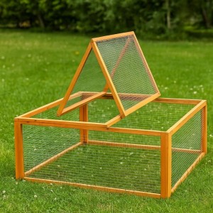 Wiltec Freilaufgehege aus Holz mit Drahtgitter auf Rasen. Offener Deckel für Hasen, Kaninchen, Nagerstall.