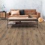 Egger Laminat NatureSense EL1007 Parkett Eiche Dunkel im Wohnraum mit Sofa und Tisch.