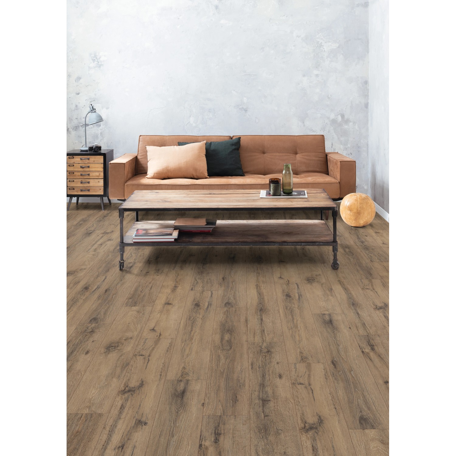 Egger Laminat NatureSense EL1007 Parkett Eiche Dunkel im Wohnraum mit Sofa und Tisch.