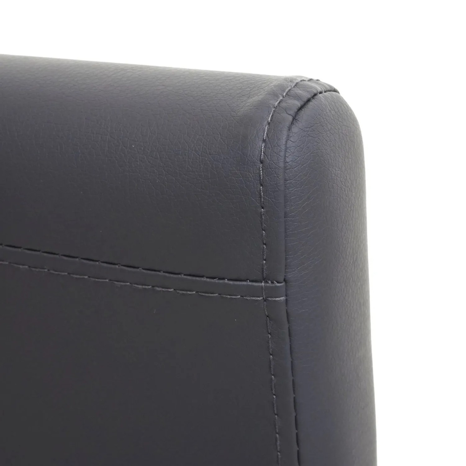 Detailaufnahme: Grauer MCW Esszimmerstuhl Littau mit dunklen Beinen, Fokus auf Naht.