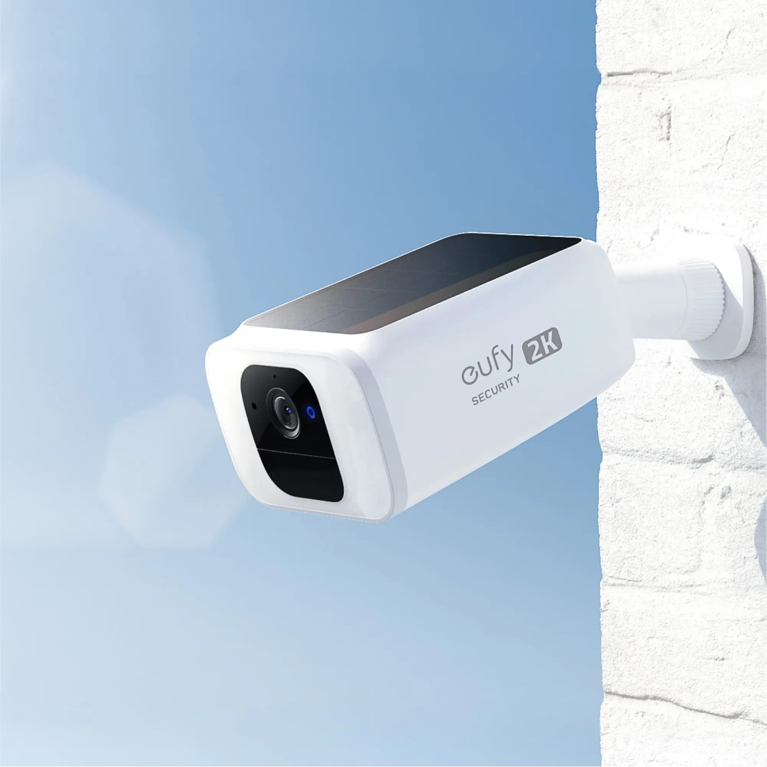 Eufy Solo S40 Überwachungskamera mit Solarpanel, weiße Kamera für die Wandmontage.