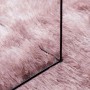 Nahaufnahme eines altrosa Shaggy Hochflor Teppichs aus Polyester. Die weiche Textur des NAVARRA Teppichs ist sichtbar.