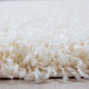 Detailaufnahme: Cremefarbener Ayyildiz Hochflorteppich Life, flauschiger Shaggy-Teppich.