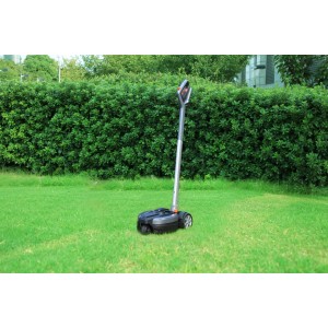 Yard Force iFlex Akku-Handmäher LM F23 12 V auf Rasen vor grüner Hecke.