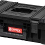 Schwarzer Qbrick System Pro Werkzeugkoffer (45 cm) mit Tragegriff und roten Verschlüssen.