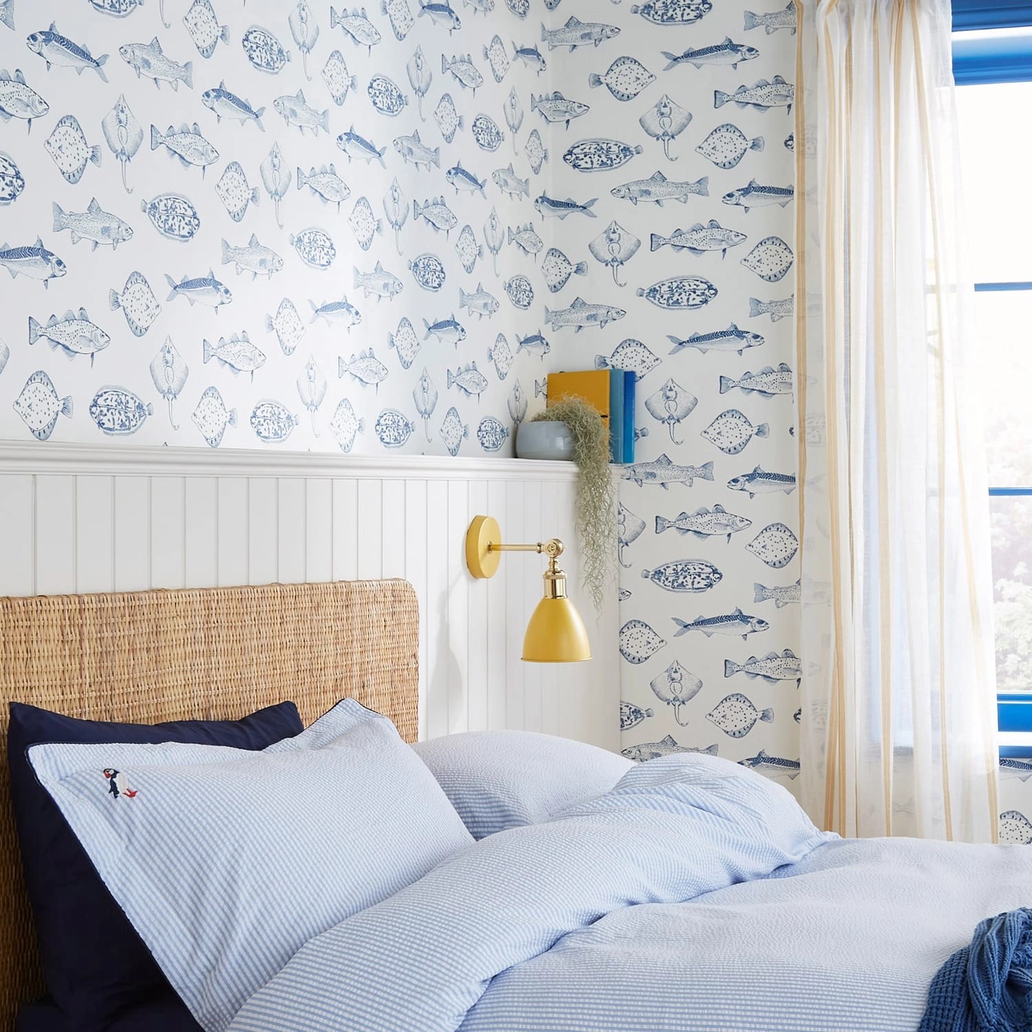  Schlafzimmer mit Joules Vliestapete Name The Plaice Coast Blue mit Fischmotiven.