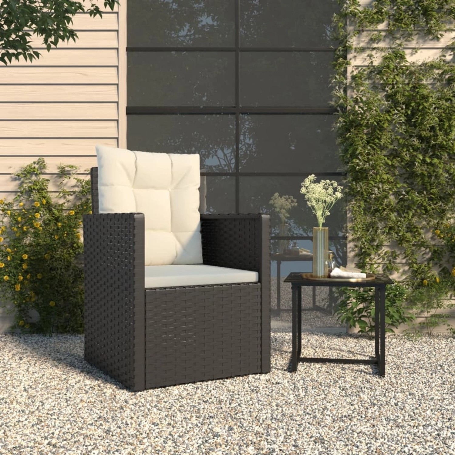 Schwarzer vidaXL Gartensessel aus Rattan mit cremefarbenen Kissen für Terrasse und Garten.